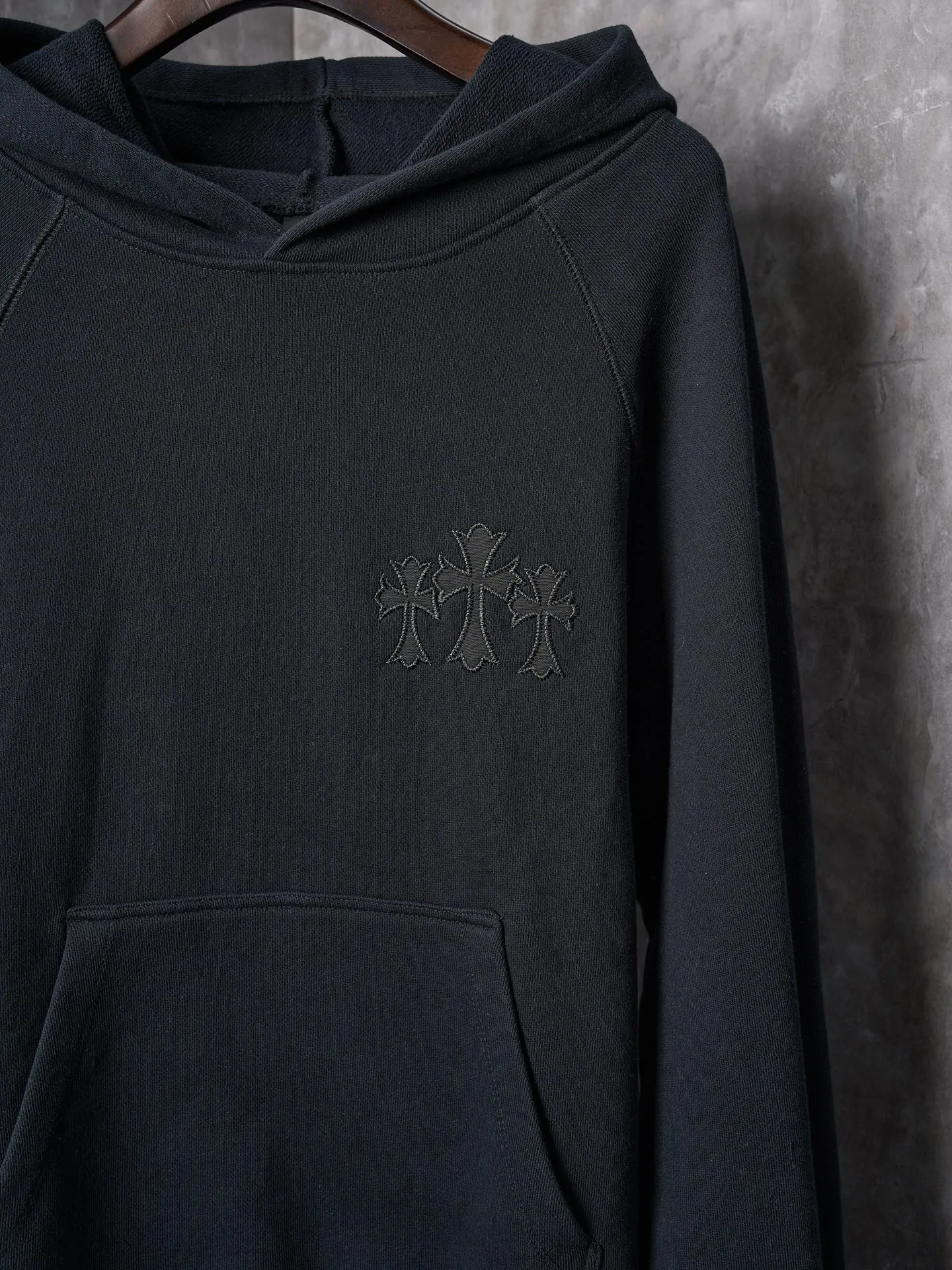 P480 Actual auction] Chrome Hearts/Ch cross logo patch embroidered hooded sweatshirt [Ready stock] S M L XL custom-made heavy fortress interwoven air cotton, full of texture, thick and solid, with classic black as the curtain, giving deep sensory luxury. With the Chrome heart cross patch embroidery decoration on the chest, it becomes the ultimate interpretation of dark gothic style. CH Gothic font is the finishing touch on the back panel, making the totem the thorn in your spirit. The logo iron plate sways slightly with the swing of the body, adding a sense of movement and vitality. It is unobtrusive but has an indescribable aura. It interprets the perfect blend of retro and luxury. It adopts imported machine appliqué embroidery technology and uses advanced computer control systems and precise mechanical components to realize the Chrome Hearts logo appliqué embroidery operation. It presents an embroidery effect with both clarity and three-dimensionality. The fabrics have been washed and have a better hand feel. They are not easy to deform, shrink or fade. Maintains long-lasting beauty with a loose fit